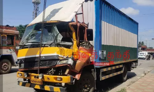 ஓசூரில் தறிகெட்டு ஓடி சாலையில் நின்ற சரக்கு வேன் ஓசூரில் தறிகெட்டு ஓடி சாலையில் நின்ற சரக்கு வேன்