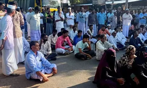 காட்டுமன்னார்கோவில் அருகே பாப்புலர் பிரண்ட் ஆப் இந்தியாவின் கடலூர் மாவட்ட தலைவர் கைது உறவினர்கள் அடுத்தடுத்து சாலை மறியலில் ஈடுபட்டதால் பரபரப்பு காட்டுமன்னார்கோவில் அருகே பாப்புலர் பிரண்ட் ஆப் இந்தியாவின் கடலூர் மாவட்ட தலைவர் கைது உறவினர்கள் அடுத்தடுத்து சாலை மறியலில் ஈடுபட்டதால் பரபரப்பு