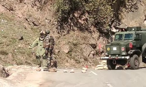 காஷ்மீரில் எல்லை கட்டுப்பாட்டு கோடு அருகே சக்தி வாய்ந்த வெடிகுண்டு பறிமுதல் காஷ்மீரில் எல்லை கட்டுப்பாட்டு கோடு அருகே சக்தி வாய்ந்த வெடிகுண்டு பறிமுதல்