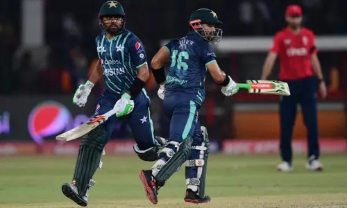 பாபர் அசாம், ரிஸ்வான் அதிரடி: 10 விக்கெட்டுகள் வித்தியாசத்தில் பாகிஸ்தான் அபார வெற்றி...!! பாபர் அசாம், ரிஸ்வான் அதிரடி: 10 விக்கெட்டுகள் வித்தியாசத்தில் பாகிஸ்தான் அபார வெற்றி...!!