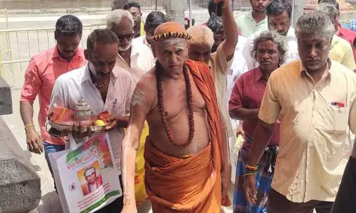 திருவெண்ணெய்நல்லூர் கிருபாபுரீஸ்வரர் கோவிலில் மதுரை ஆதீனம் சாமி தரிசனம் ஆ.ராசா குறித்து கேள்வி எழுப்பியதால் பேட்டியை புறக்கணித்தார் திருவெண்ணெய்நல்லூர் கிருபாபுரீஸ்வரர் கோவிலில் மதுரை ஆதீனம் சாமி தரிசனம் ஆ.ராசா குறித்து கேள்வி எழுப்பியதால் பேட்டியை புறக்கணித்தார்