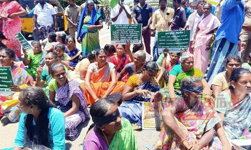 தேனி கலெக்டர் அலுவலகம் முன்பு குறவர் இனமக்கள் சாலை மறியல்; பெண்கள் உள்பட 56 பேர் கைது