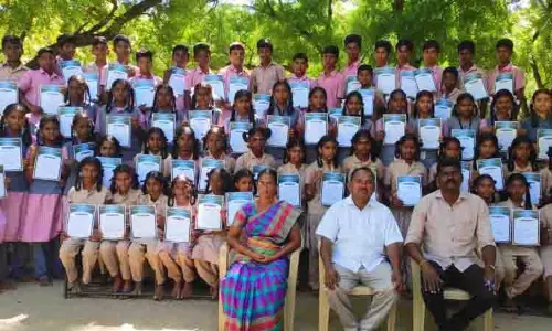 மாவட்ட அளவிலான போட்டிக்கு தகுதி பெற்ற அரசு பள்ளி மாணவர்களுக்கு பாராட்டு மாவட்ட அளவிலான போட்டிக்கு தகுதி பெற்ற அரசு பள்ளி மாணவர்களுக்கு பாராட்டு