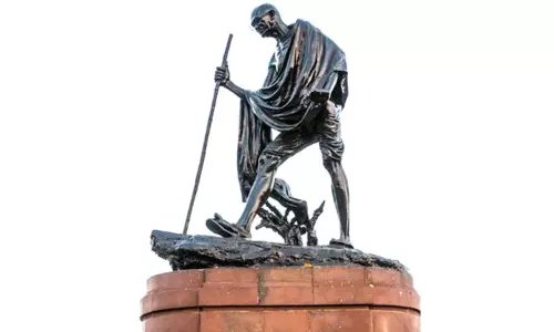 மெட்ரோ ரெயில் பணியின்போது சேதமடையாமல் பாதுகாக்க காந்தி மண்டபத்துக்கு காந்தி சிலையை தற்காலிகமாக மாற்ற திட்டம் மெட்ரோ ரெயில் பணியின்போது சேதமடையாமல் பாதுகாக்க காந்தி மண்டபத்துக்கு காந்தி சிலையை தற்காலிகமாக மாற்ற திட்டம்