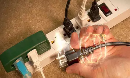 ஈரோட்டில் மின்சாரம் தாக்கி வாலிபர் சாவு ஈரோட்டில் மின்சாரம் தாக்கி வாலிபர் சாவு