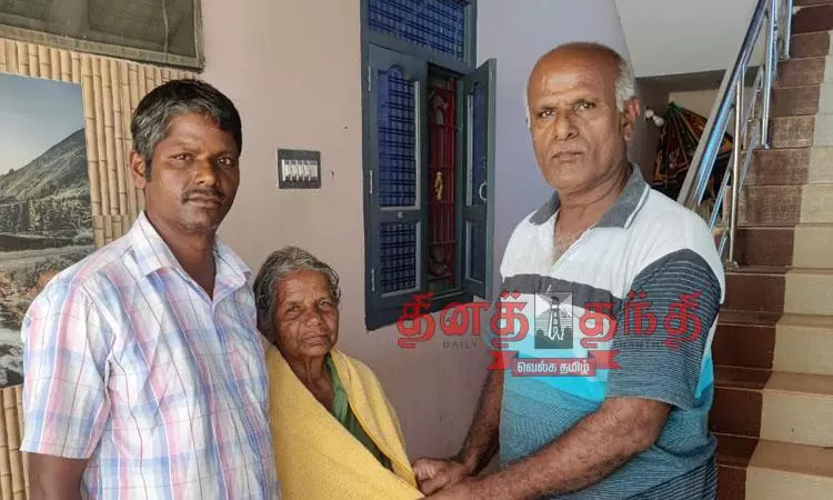 ரூ.4 ஆயிரத்துடன் கண்டெடுக்கப்பட்ட மணிபர்ஸ் 4 ஆண்டுகளுக்கு பின் உரியவரிடம் ஒப்படைப்பு ரூ.4 ஆயிரத்துடன் கண்டெடுக்கப்பட்ட மணிபர்ஸ் 4 ஆண்டுகளுக்கு பின் உரியவரிடம் ஒப்படைப்பு