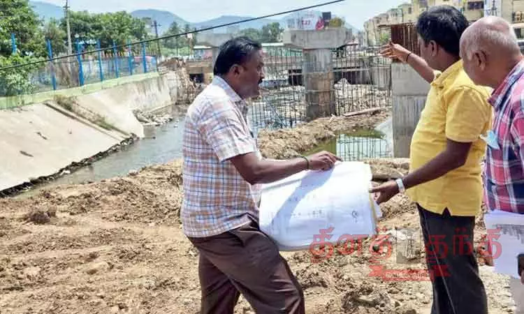 மாநகராட்சி பகுதியில் நடைபெற்று வரும்  சாலை பணிகளை விரைந்து முடிக்க வேண்டும்  ஆணையாளர் கிறிஸ்துராஜ் உத்தரவு