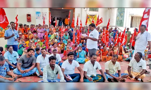 ஆக்கிரமிப்புகளை அகற்றக்கோரி கும்மிடிப்பூண்டி வட்டார வளர்ச்சி அலுவலகம் முற்றுகை