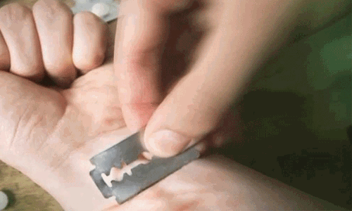 போலீஸ் நிலையத்தில் வைத்து பிளேடால் தன்னை தானே அறுத்து வாலிபர் தற்கொலை முயற்சி