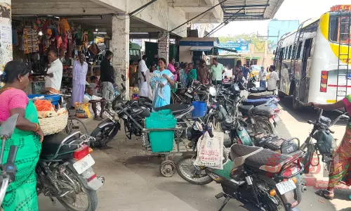 போக்குவரத்து நெரிசலில் சிக்கி தவிக்கும் பாலக்கோடு நகரம்