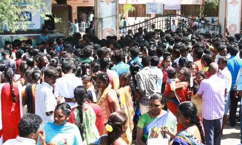 இறுதிக்கட்ட மாணவர் சேர்க்கைக்கு 3 ஆயிரம் பேர் குவிந்தனர் இறுதிக்கட்ட மாணவர் சேர்க்கைக்கு 3 ஆயிரம் பேர் குவிந்தனர்