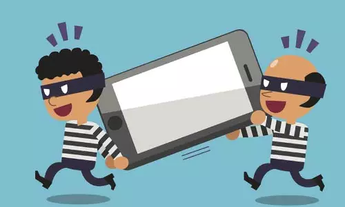 பள்ளியில் மடிக்கணினி, கேமரா திருட்டு பள்ளியில் மடிக்கணினி, கேமரா திருட்டு