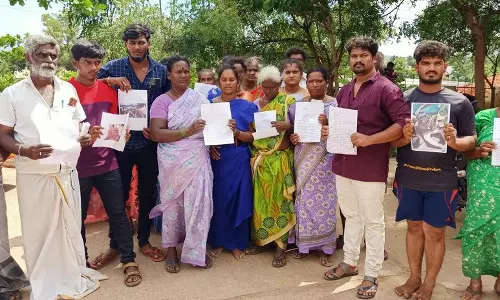 தேனியில் மறியல் செய்தபோது தாக்கியதாக போலீசார் மீது மக்கள் புகார் தேனியில் மறியல் செய்தபோது தாக்கியதாக போலீசார் மீது மக்கள் புகார்