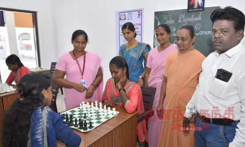 சதுரங்கம், கேரம் போட்டி சதுரங்கம், கேரம் போட்டி