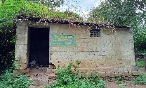 கட்டளை மாரியம்மன் கோவில் அருகே சேதம் அடைந்த நிலையில் உள்ள பெண்கள் உடை மாற்றும் அறை கட்டளை மாரியம்மன் கோவில் அருகே சேதம் அடைந்த நிலையில் உள்ள பெண்கள் உடை மாற்றும் அறை