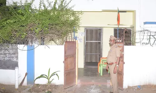 கோவையில் பெட்ரோல் குண்டு வீச்சு எதிரொலி:  திண்டுக்கல்லில் பா.ஜனதா அலுவலகத்துக்கு போலீஸ் பாதுகாப்பு