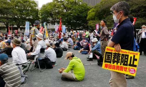 ஜப்பானில் ஷின்ஜோ அபேவுக்கு நினைவு நிகழ்ச்சி நடத்த கடும் எதிர்ப்பு நூற்றுக்கணக்கானோர் திரண்டு போராட்டம் ஜப்பானில் ஷின்ஜோ அபேவுக்கு நினைவு நிகழ்ச்சி நடத்த கடும் எதிர்ப்பு நூற்றுக்கணக்கானோர் திரண்டு போராட்டம்