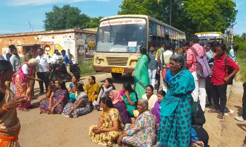 சாலை அமைக்கக்கோரி பொதுமக்கள் மறியல்