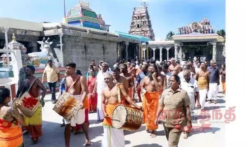 செலவினங்களை இணையதளத்தில் வெளியிடக்கோரி திருக்கோவில்கள் பாதுகாப்பு சங்கத்தினர் நூதன போராட்டம் செலவினங்களை இணையதளத்தில் வெளியிடக்கோரி திருக்கோவில்கள் பாதுகாப்பு சங்கத்தினர் நூதன போராட்டம்