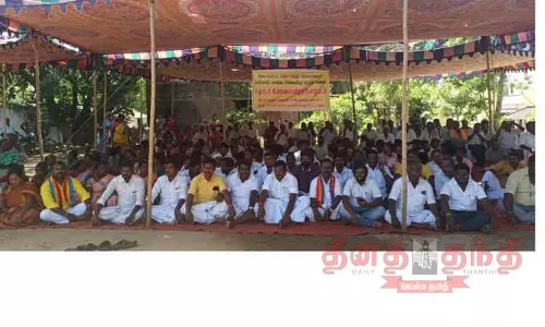 ஓமலூர் அருகே  மயானத்துக்கு பாதை கேட்டு  கிராம மக்கள் உண்ணாவிரதம்