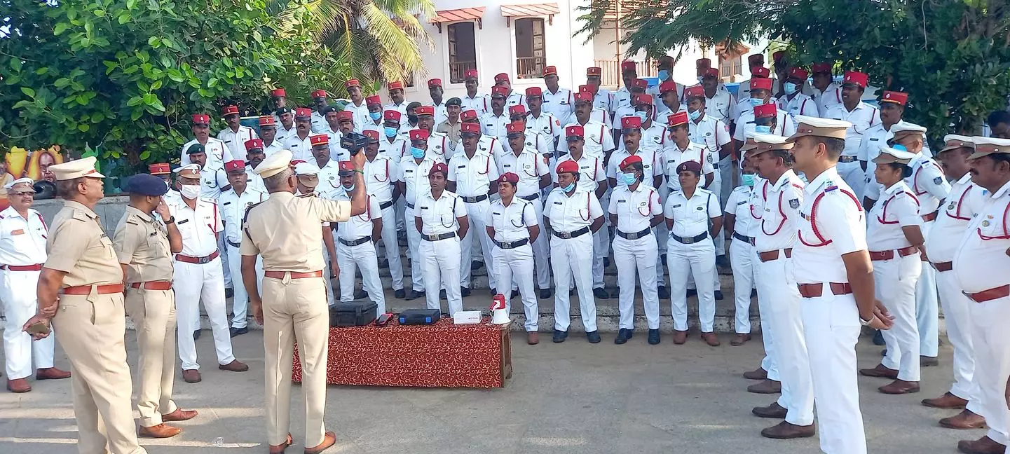 போக்குவரத்து போலீசாருக்கு நவீன கருவிகள் மூலம் பயிற்சி போக்குவரத்து போலீசாருக்கு நவீன கருவிகள் மூலம் பயிற்சி