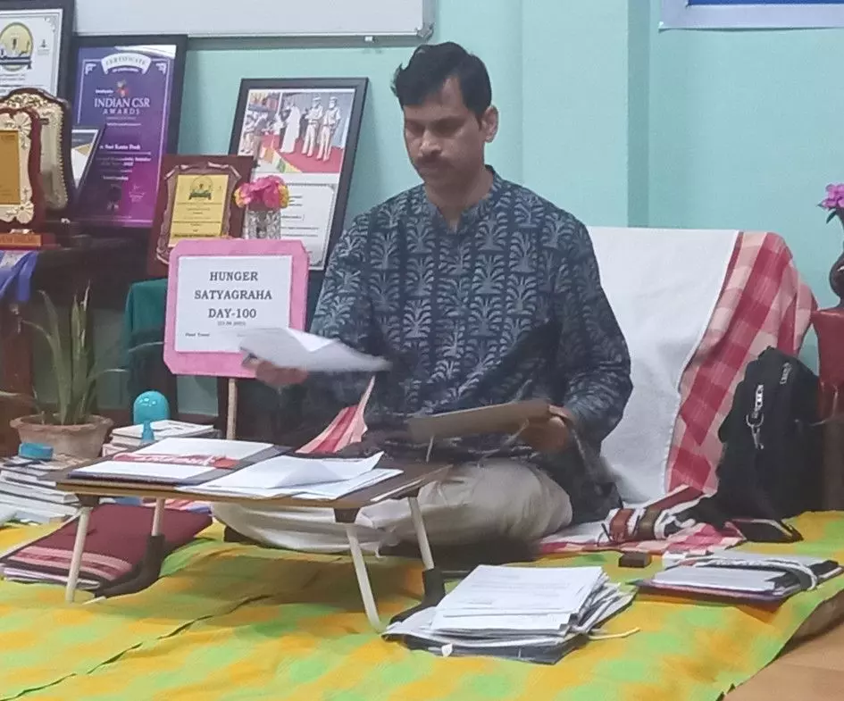 தாகூர் கல்லூரி முதல்வர் 100-வது நாளாக போராட்டம் தாகூர் கல்லூரி முதல்வர் 100-வது நாளாக போராட்டம்