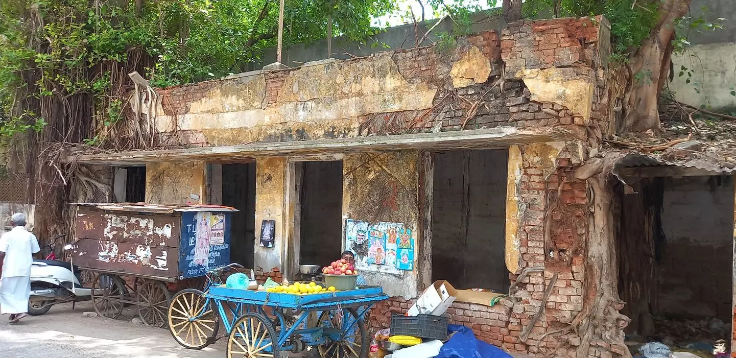 பாழடைந்து கிடக்கும் பாடசாலை கட்டிடம் பாழடைந்து கிடக்கும் பாடசாலை கட்டிடம்