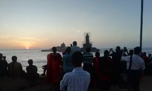 கன்னியாகுமரி கடற்கரையில் சூரிய உதயம் காண குவிந்த சுற்றுலா பயணிகள்