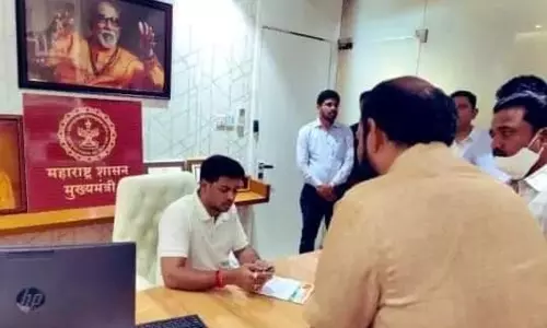 தந்தையின் முதல்-மந்திரி நாற்காலியில் அமர்ந்த மகன்…! வைரலான புகைப்படம்! தந்தையின் முதல்-மந்திரி நாற்காலியில் அமர்ந்த மகன்…! வைரலான புகைப்படம்!