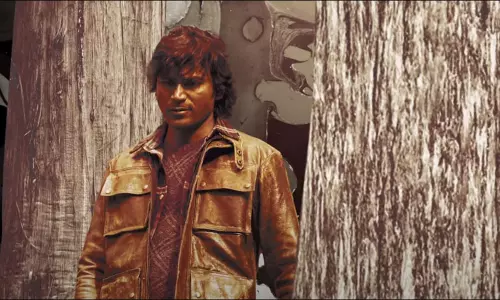 இன்னொரு ராஜா கெட்டவராம் - இணையத்தில் வைரலாகும் தனுஷ் பட பாடல் இன்னொரு ராஜா கெட்டவராம் - இணையத்தில் வைரலாகும் தனுஷ் பட பாடல்