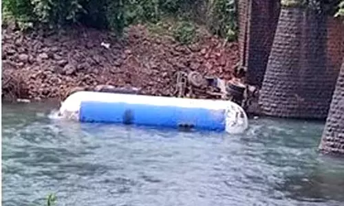மும்பை-கோவா நெடுஞ்சாலையில் கியாஸ் டேங்கர் லாரி ஆற்றில் விழுந்தது; டிரைவர் பலி- 25 மணி நேர மீட்பு பணியால் போக்குவரத்து பாதிப்பு மும்பை-கோவா நெடுஞ்சாலையில் கியாஸ் டேங்கர் லாரி ஆற்றில் விழுந்தது; டிரைவர் பலி- 25 மணி நேர மீட்பு பணியால் போக்குவரத்து பாதிப்பு