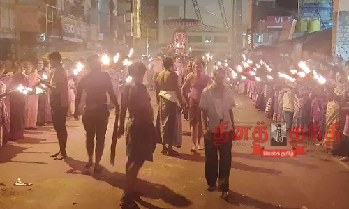 மாரியம்மன் கோவில் திருவிழாவில் பக்தர்கள் தீப்பந்தம் ஏந்தி ஊர்வலம்