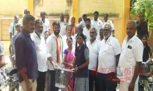 பள்ளி மாணவ-மாணவிகளுக்கு இலவச சைக்கிள்