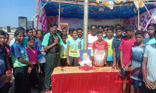 டாக்டர் பா.சிவந்தி ஆதித்தனார் படத்துக்கு மலர் தூவி மரியாதை