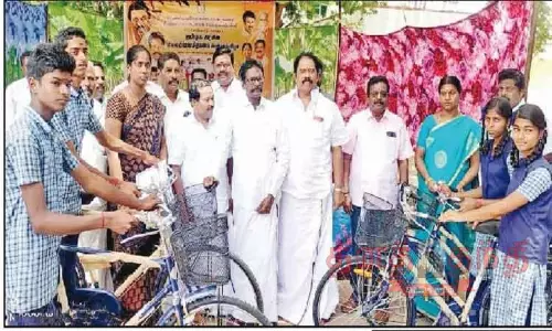 மாணவ-மாணவிகளுக்கு விலையில்லா சைக்கிள் மாணவ-மாணவிகளுக்கு விலையில்லா சைக்கிள்