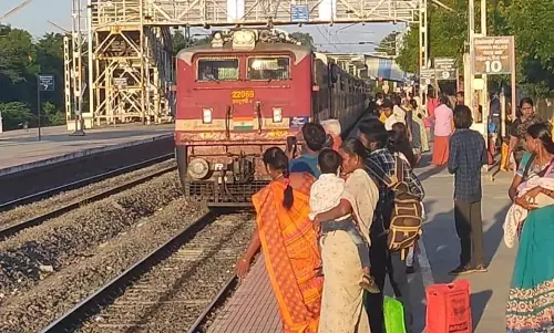 உடுமலை வழியாக திண்டுக்கல்-பாலக்காடு இடையே மின்சார ரெயில்கள் இயக்கம் உடுமலை வழியாக திண்டுக்கல்-பாலக்காடு இடையே மின்சார ரெயில்கள் இயக்கம்