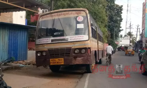 அரசு பஸ் பழுதாகி நின்றதால் பயணிகள் கடும் அவதி அரசு பஸ் பழுதாகி நின்றதால் பயணிகள் கடும் அவதி