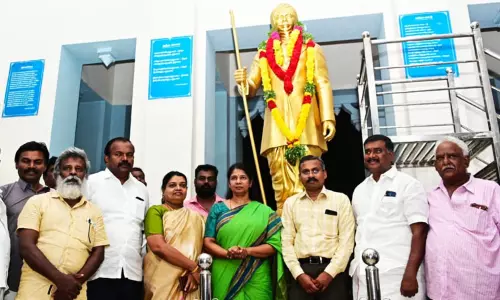 பாரதியாரின் கனவை திராவிட மாடல் ஆட்சியாக முதல்-அமைச்சர் மு.க.ஸ்டாலின் ஆட்சி நிறைவேற்றி வருகிறது - கனிமொழி எம்.பி பாரதியாரின் கனவை திராவிட மாடல் ஆட்சியாக முதல்-அமைச்சர் மு.க.ஸ்டாலின் ஆட்சி நிறைவேற்றி வருகிறது - கனிமொழி எம்.பி