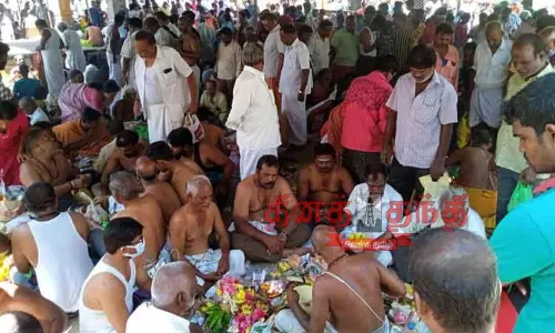 முன்னோர்களுக்கு தர்ப்பணம் கொடுத்த பொதுமக்கள் முன்னோர்களுக்கு தர்ப்பணம் கொடுத்த பொதுமக்கள்