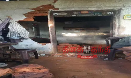 கூடலூர் அருகே வீட்டை உடைத்து சூறையாடிய காட்டு யானை- கிராம மக்கள் அச்சம் கூடலூர் அருகே வீட்டை உடைத்து சூறையாடிய காட்டு யானை- கிராம மக்கள் அச்சம்