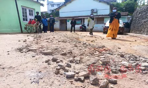ஊட்டி அரசு ஆஸ்பத்திரி வளாகத்தில் பழுதான சாலையால் நோயாளிகள் அவதி-உரிய நடவடிக்கை எடுக்கப்படுமா? பொதுமக்கள் எதிர்பார்ப்பு ஊட்டி அரசு ஆஸ்பத்திரி வளாகத்தில் பழுதான சாலையால் நோயாளிகள் அவதி-உரிய நடவடிக்கை எடுக்கப்படுமா? பொதுமக்கள் எதிர்பார்ப்பு