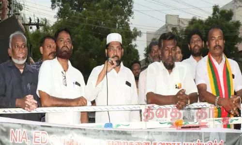 தூத்துக்குடியில் இஸ்லாமிய ஜமாத் கூட்டமைப்பினர் ஆர்ப்பாட்டம் தூத்துக்குடியில் இஸ்லாமிய ஜமாத் கூட்டமைப்பினர் ஆர்ப்பாட்டம்