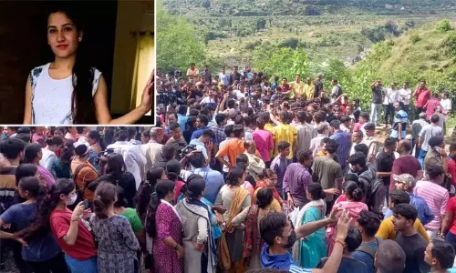 உத்தரகாண்ட் பாஜக முன்னாள் தலைவரின் மகன் சொகுசு விடுதியில் கொல்லப்பட்ட இளம்பெண்ணின்  இறுதிச்சடங்கில் குவிந்த பொதுமக்கள்!