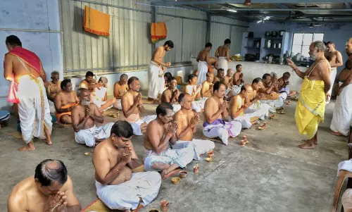 திருப்பூரில் முன்னோர்களுக்கு தர்ப்பணம் திருப்பூரில் முன்னோர்களுக்கு தர்ப்பணம்