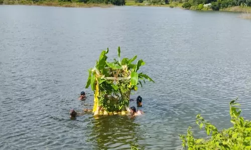 7 ஆண்டுகளுக்கு பிறகு நிரம்பியது; ஏரியில் தெப்பம் விட்டு கிராம மக்கள் வழிபாடு 7 ஆண்டுகளுக்கு பிறகு நிரம்பியது; ஏரியில் தெப்பம் விட்டு கிராம மக்கள் வழிபாடு