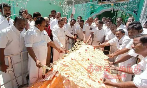 தூத்துக்குடி ஜாமியா பள்ளி வாசலில் அ.தி.மு.க.வினர் மலர் போர்வை போர்த்தி பிரார்த்தனை தூத்துக்குடி ஜாமியா பள்ளி வாசலில் அ.தி.மு.க.வினர் மலர் போர்வை போர்த்தி பிரார்த்தனை