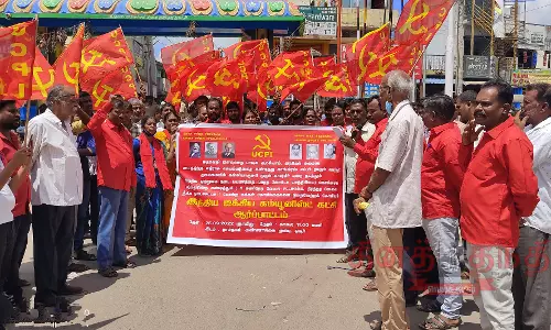 ஓசூரில் ஐக்கிய கம்யூனிஸ்டு கட்சியினர் ஆர்ப்பாட்டம் ஓசூரில் ஐக்கிய கம்யூனிஸ்டு கட்சியினர் ஆர்ப்பாட்டம்