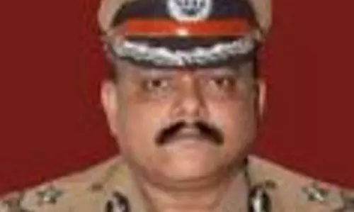 பெட்ரோல் குண்டு வீச்சு சம்பவத்தில் 12 பேர் சிக்கி உள்ளனர் பெட்ரோல் குண்டு வீச்சு சம்பவத்தில் 12 பேர் சிக்கி உள்ளனர்