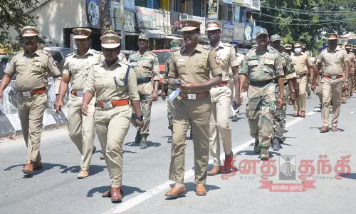 கிருஷ்ணகிரி, தேன்கனிக்கோட்டையில் போலீசார் கொடி அணிவகுப்பு கிருஷ்ணகிரி, தேன்கனிக்கோட்டையில் போலீசார் கொடி அணிவகுப்பு