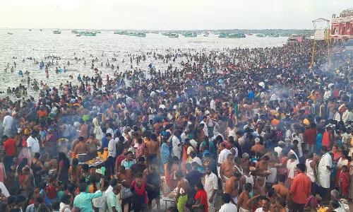 ராமேசுவரம் அக்னி தீர்த்த கடலில் லட்சக்கணக்கான பக்தர்கள் புனித நீராடினர் ராமேசுவரம் அக்னி தீர்த்த கடலில் லட்சக்கணக்கான பக்தர்கள் புனித நீராடினர்